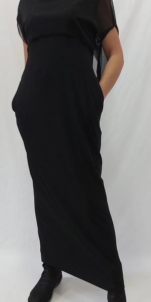 Xenia design bij Sjazz, Zwarte jurk van Xenia, zwarte jurk met cape