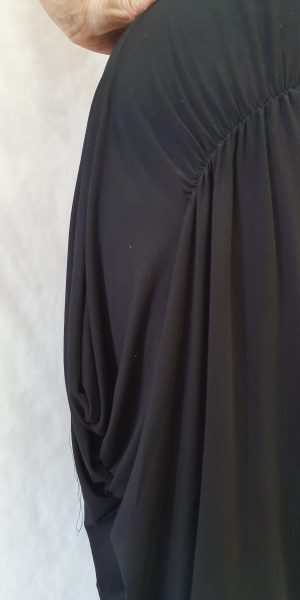 Zwarte basis jurk, sjazz ontwerp, aparte zwarte jurk, stoere zwarte jurk, zwarte lange jurk