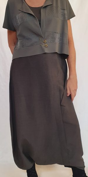 Set van Crea, collectie zomer 2020 Crea, Crea bij sjàzz,legergroene broekrok, apart vestje